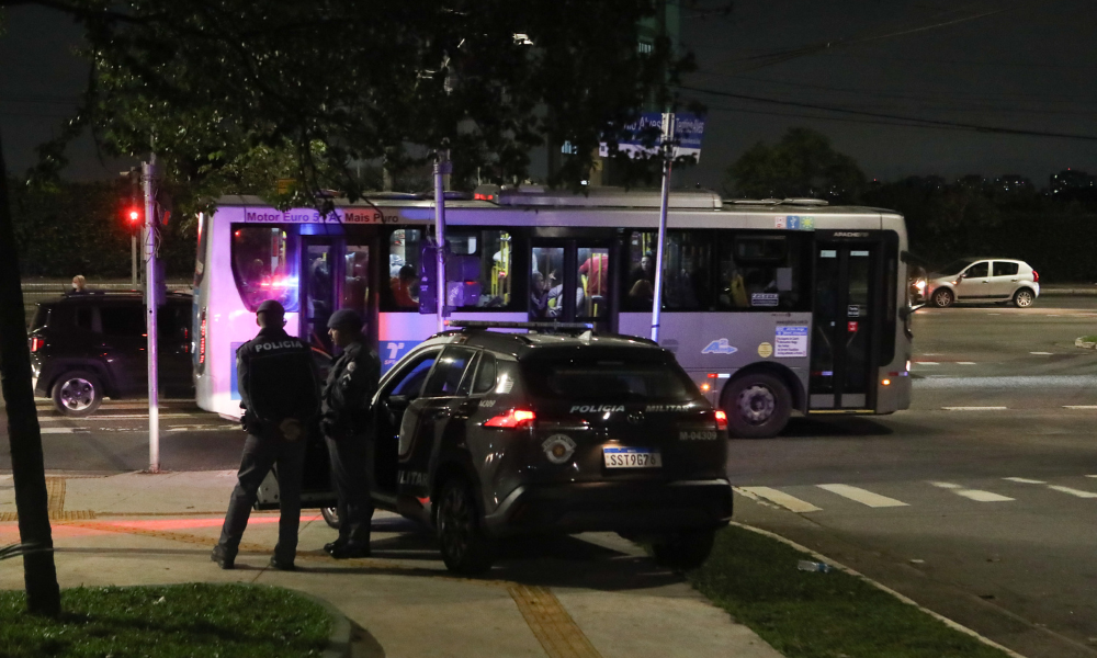 SP - SP/ATAQUE/ÔNIBUS/POLÍCIA/INVESTIGAÇÃO/CASOS/QUEDA - GERAL - Policiais militares reforçam a segurança na esquina da Av. Eng. Armando de Arruda Pereira com a R. Cel Luís de Faria e Sousa após atos de vandalismo contra ônibus, no Jabaquara, na zona sul de São Paulo, nesta sexta-feira, 4. Nesta quinta-feira, a Secretaria da Segurança Pública iniciou reforço de policiamento nos corredores, garagens e terminais de ônibus. Desde o dia 12 de junho, as operadoras já somam 247 ônibus vandalizados. Foto: ALEX SILVA/ESTADÃO CONTEÚDO