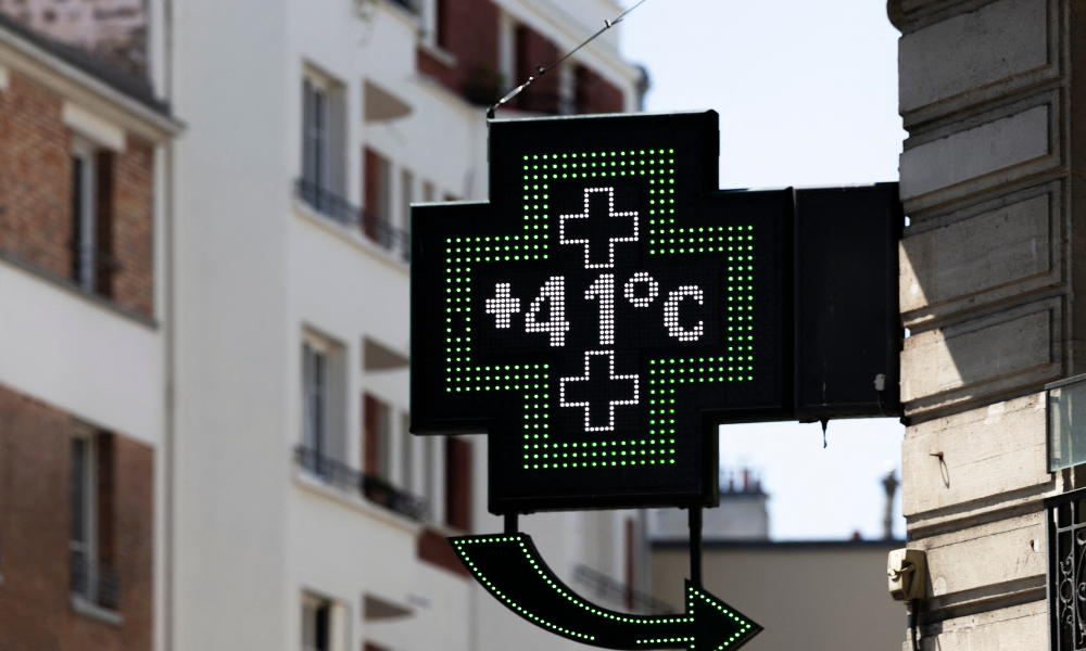 Esta fotografia mostra uma placa de farmácia indicando uma temperatura de 41 graus Celsius no centro de Paris, já que as temperaturas na França devem atingir um pico hoje, de acordo com a agência meteorológica Meteo France, com algumas áreas previstas para ultrapassar 40 graus Celsius (104 graus Fahrenheit), em 1º de julho de 2025. Cientistas afirmam que as mudanças climáticas induzidas pelo homem estão tornando essas ondas de calor mais intensas, frequentes e generalizadas. Paris enfrentava seu primeiro alerta vermelho em cinco anos, com autoridades locais autorizadas a limitar ou proibir eventos esportivos, festivais e passeios escolares para crianças. As autoridades disseram que o alerta seria estendido até 2 de julho. (Foto de Sébastien DUPUY / AFP)