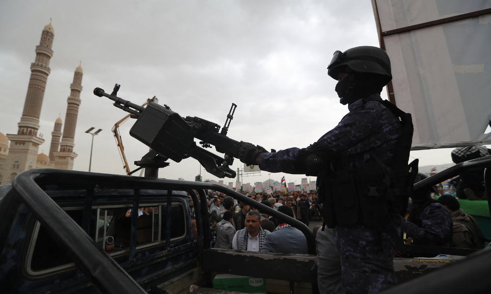 Israel lança ataques aéreos contra os Houthis do Iêmen, que disparam mísseis em resposta