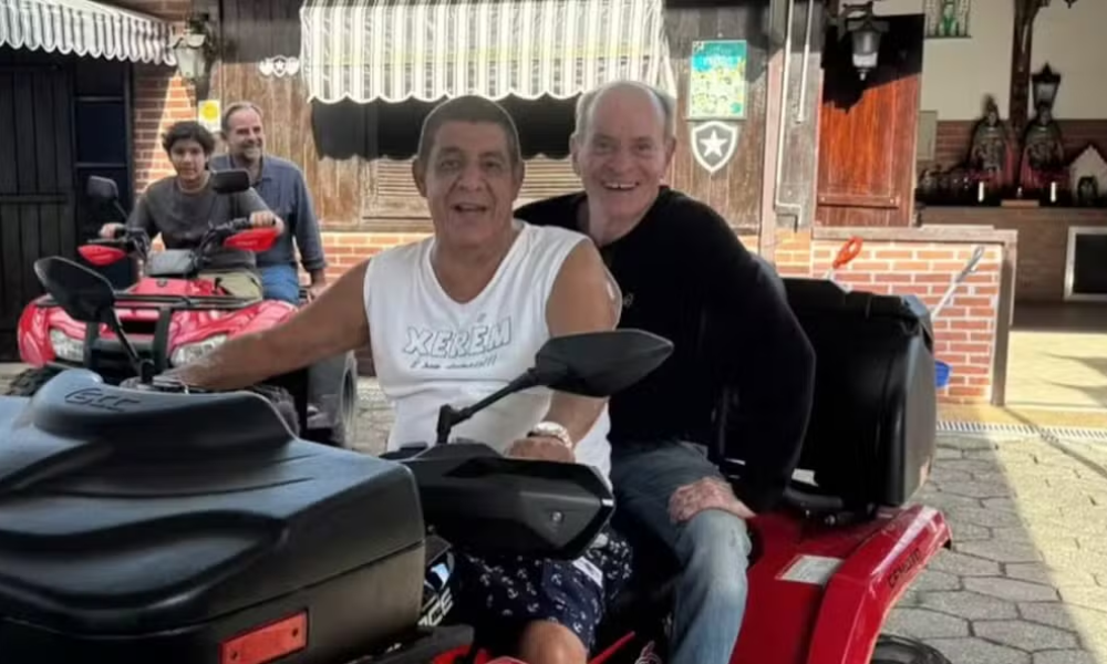 Ney Matogrosso e Zeca Pagodinho em passeio de triciclo — Foto: Reprodução/ Instagram