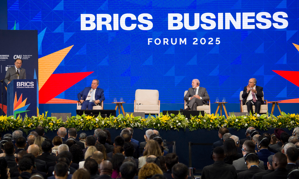 O primeiro-ministro da Malásia, Anwar Ibrahim (E), discursa ao lado do presidente da Conferência da Indústria Brasileira, Ricardo Alban (2-E), do presidente do Brasil, Luiz Inácio Lula da Silva (3-E), e do vice-presidente e ministro da Indústria e Comércio do Brasil, Geraldo Alckmin, durante o Fórum Empresarial do BRICS no Rio de Janeiro, Brasil, em 5 de julho de 2025. Os líderes do BRICS, reunidos no Rio de Janeiro a partir de domingo, devem criticar as políticas comerciais rígidas de Donald Trump, mas estão tendo dificuldades para superar as divisões em relação às crises que assolam o Oriente Médio. (Foto de Daniel RAMALHO / AFP)