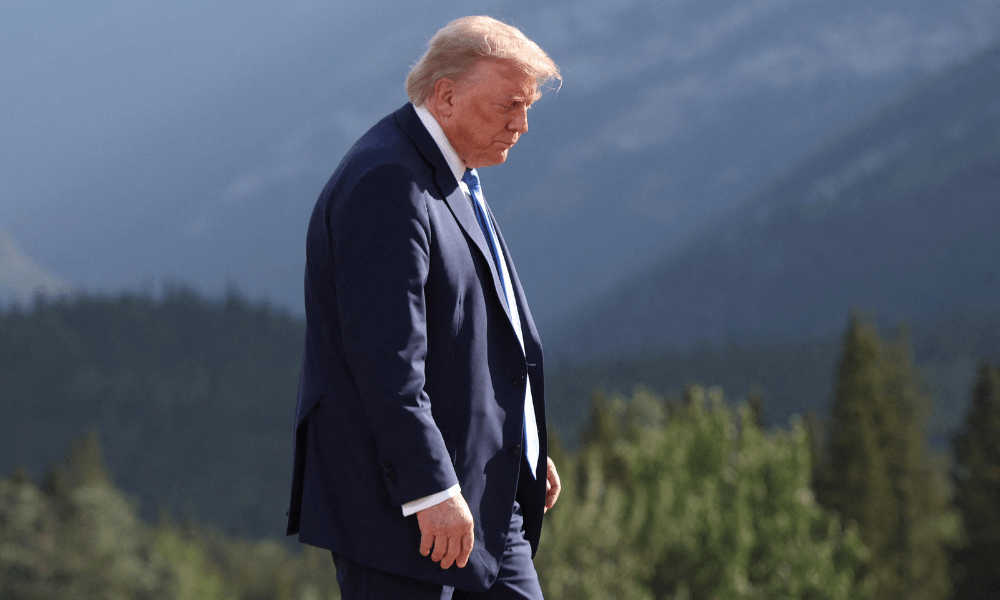 O presidente dos EUA, Donald Trump, sai após uma foto de família durante a Cúpula do Grupo dos Sete (G7) no campo de golfe Kananaskis Country, em Kananaskis, Alberta, Canadá, em 16 de junho de 2025. (Foto de Suzanne Plunkett / POOL / AFP)