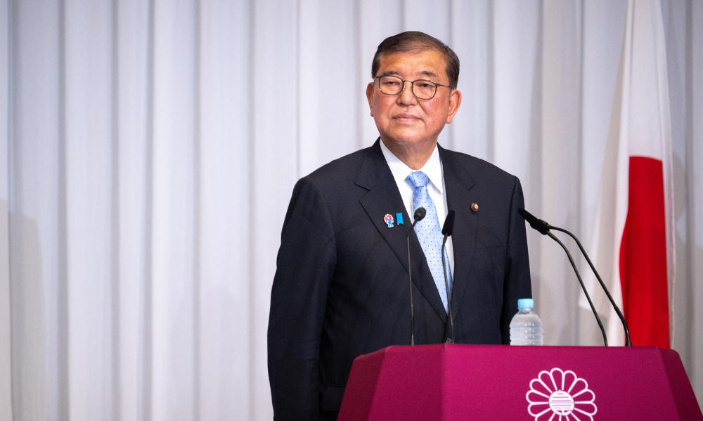 O primeiro-ministro japonês, Shigeru Ishiba, participa de uma coletiva de imprensa na sede do Partido Liberal Democrata (PLD), em Tóquio, em 21 de julho de 2025, um dia após a coalizão do primeiro-ministro perder a maioria na câmara alta. (Foto de Philip FONG / POOL / AFP)