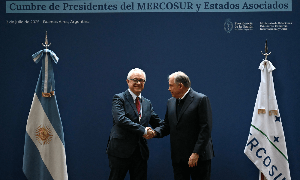 O Ministro das Relações Exteriores da Argentina, Gerardo Werthein (à direita), cumprimenta o Ministro das Relações Exteriores do Uruguai, Mario Lubetkin, na chegada à Reunião Ordinária do Conselho do Mercado Comum (CMC), no Palácio de San Martín, em Buenos Aires, em 2 de julho de 2025, no âmbito da 66ª Cúpula de Líderes do Mercosul e Estados Associados. Os líderes do bloco sul-americano do Mercosul realizarão dois dias de negociações em Buenos Aires, com foco em um acordo comercial de grande porte com a União Europeia, que está sendo bloqueado pela França. (Foto de Luis ROBAYO / AFP)