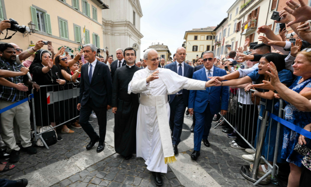 Esta foto, tirada e distribuída em 13 de junho de 2025 pela Vatican Media, mostra o Papa Leão XIV caminhando e encontrando-se com os fiéis no final da missa em Castel Gandolfo, perto de Roma.