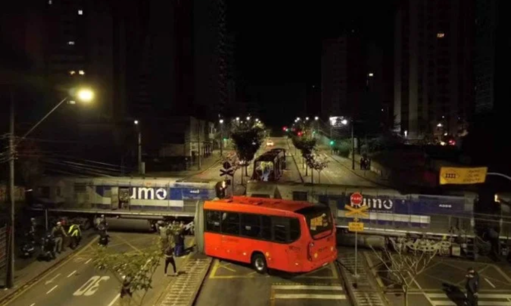 Ônibus biarticulado parte ao meio após colisão com trem em Curitiba - (crédito: Reprodução / RPC / Tony Mattoso)