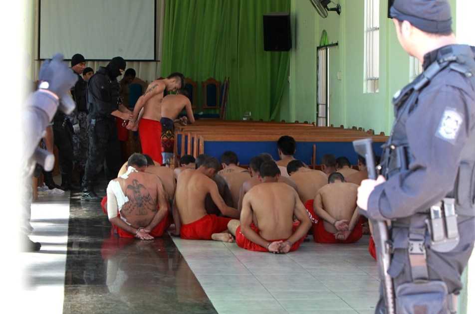 Em torno de 100 a 150 presos do presídio de Pedro Leopoldo, região metropolitana de Belo Horizonte (MG), fizeram uma rebelião durante toda a madrugada desta quarta-feira