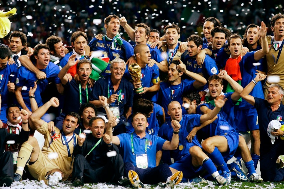 Jogadores italianos comemoram a conquista do tetracampeonato, depois da vitória sobre a França na final da Copa do Mundo de 2006, no Estádio Olímpico de Berlim