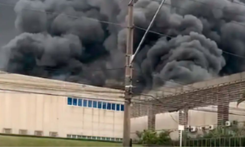Incêndio de grandes dimensões consome cinco galpões comerciais em Barueri