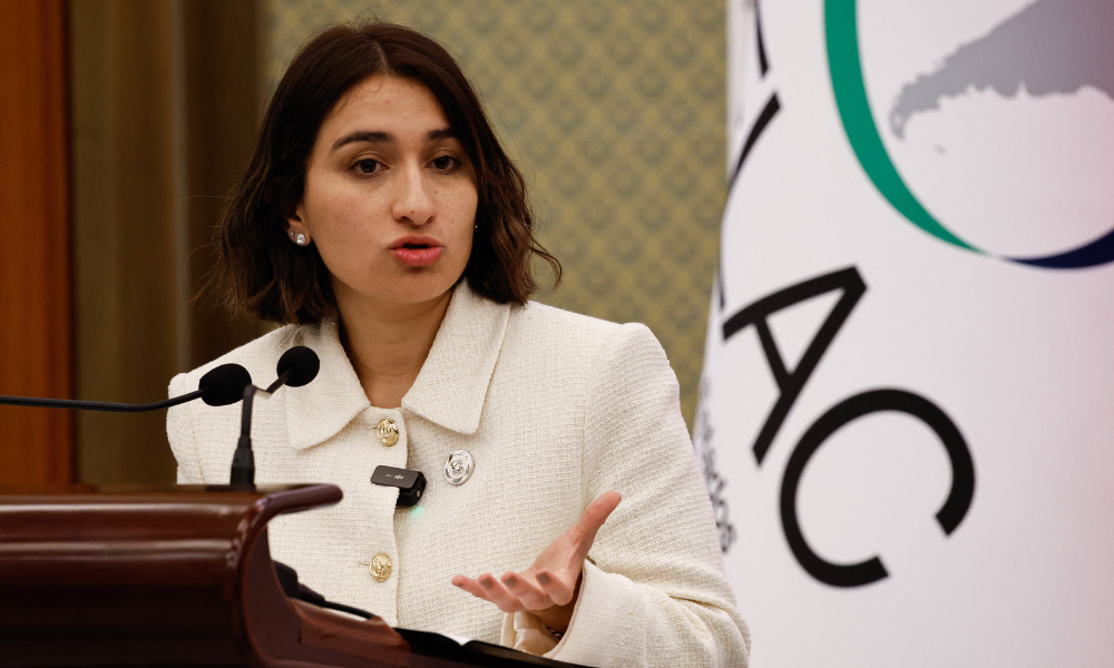 A ministra das Relações Exteriores da Colômbia, Laura Sarabia, fala durante uma coletiva de imprensa para a quarta reunião ministerial do Fórum China-CELAC, na Casa de Hóspedes Estatal Diaoyutai, em Pequim, em 13 de maio de 2025. (Foto de TINGSHU WANG / POOL / AFP)
