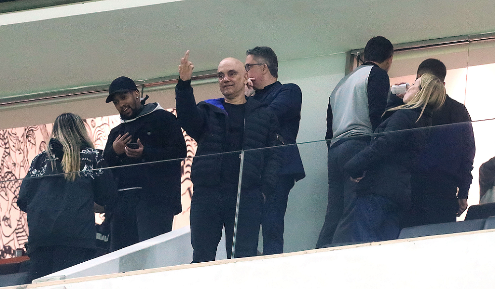 O ministro do Supremo Tribunal Federal (STF), Alexandre de Moraes, faz um gesto obsceno com o dedo médio em camarote