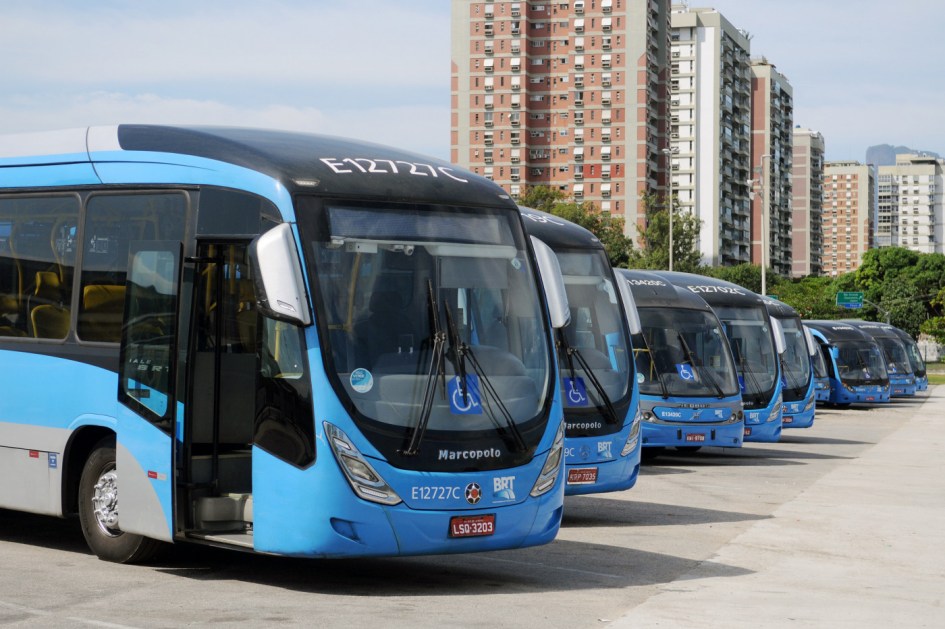 Ônibus na garagem