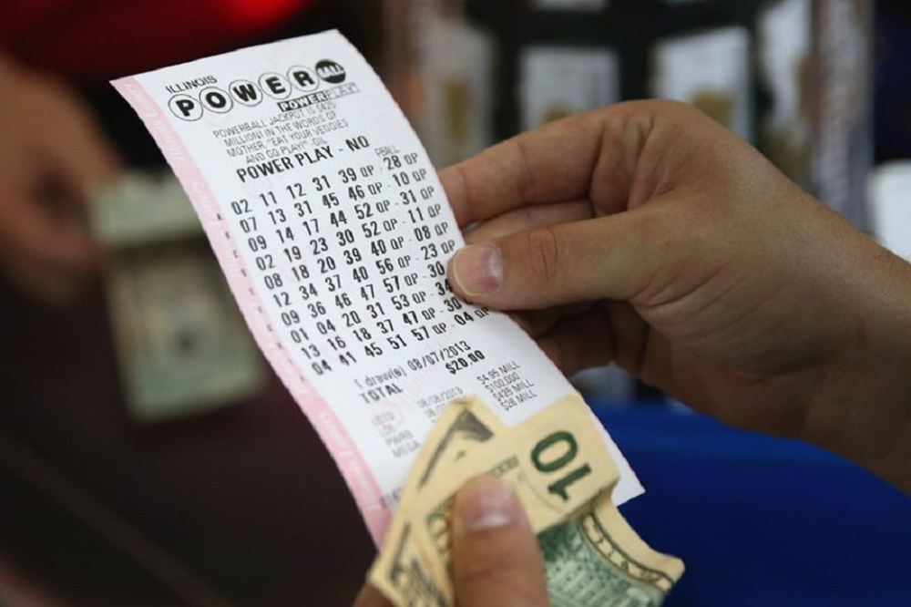 Homem compra dois bilhetes de loteria premiados no mesmo dia e ganha mais de R$ 11 milhões