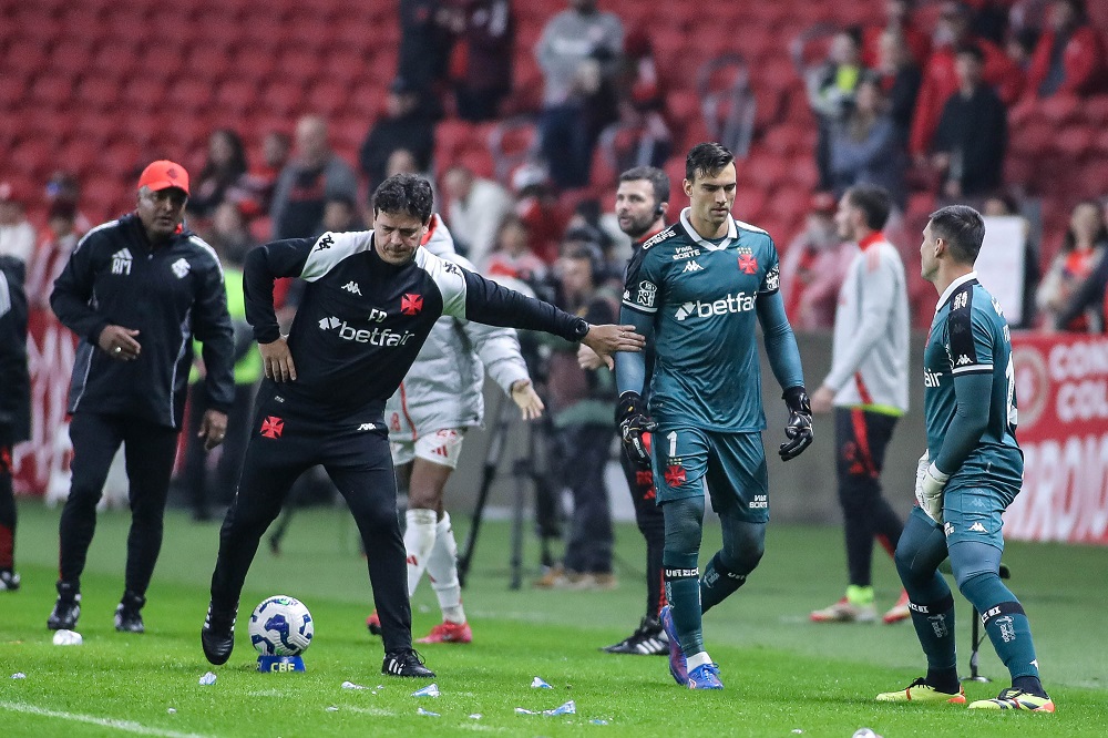 Vasco detona ‘atuação desastrosa’ de Flávio Rodrigues Souza e pede afastamento; árbitro explica expulsão em súmula
