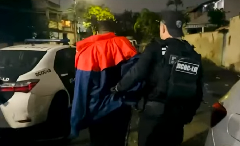 Polícia prende homem suspeito de operar esquema de contrabando de armas