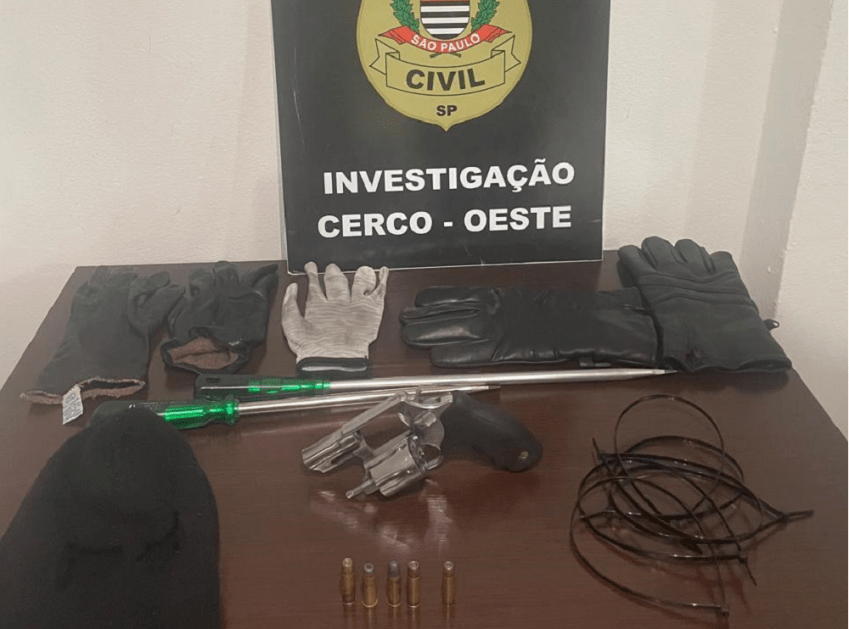 Revólver, luvas e ferramentas usadas pela quadrilha especializada em invasão a residências