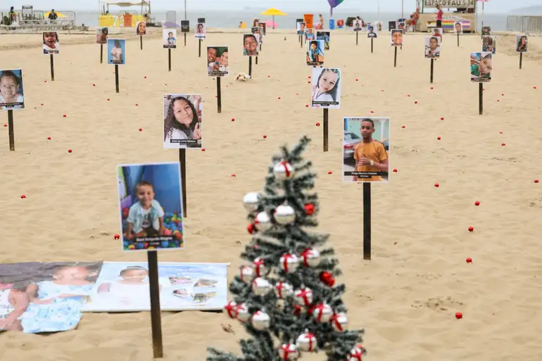 Rio de Paz faz ato contra mortes de crianças por violência, na praia de Copacabana
