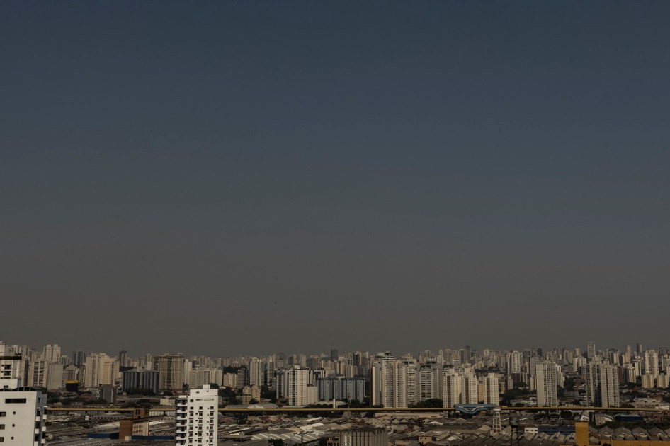 Tempo seco e camada de poluição e fumaça que encobre o céu na cidade de São Paulo na manhã desta quinta-feira