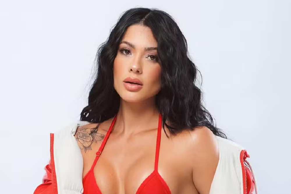 Namorada de Belo brilha em ensaio sensual e lança linha de biquínis