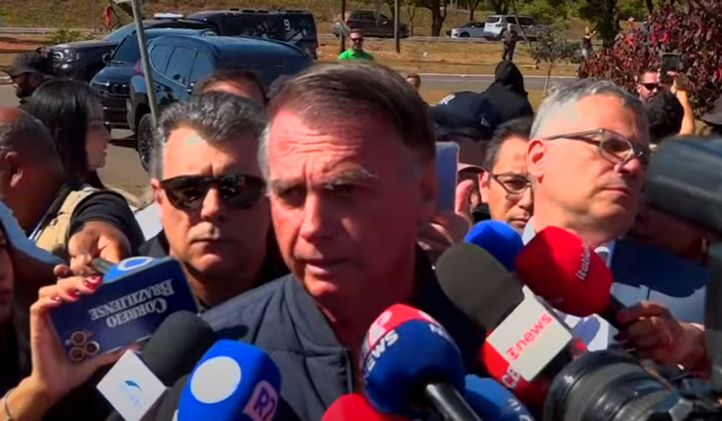 Jair Bolsonaro fala com imprensa