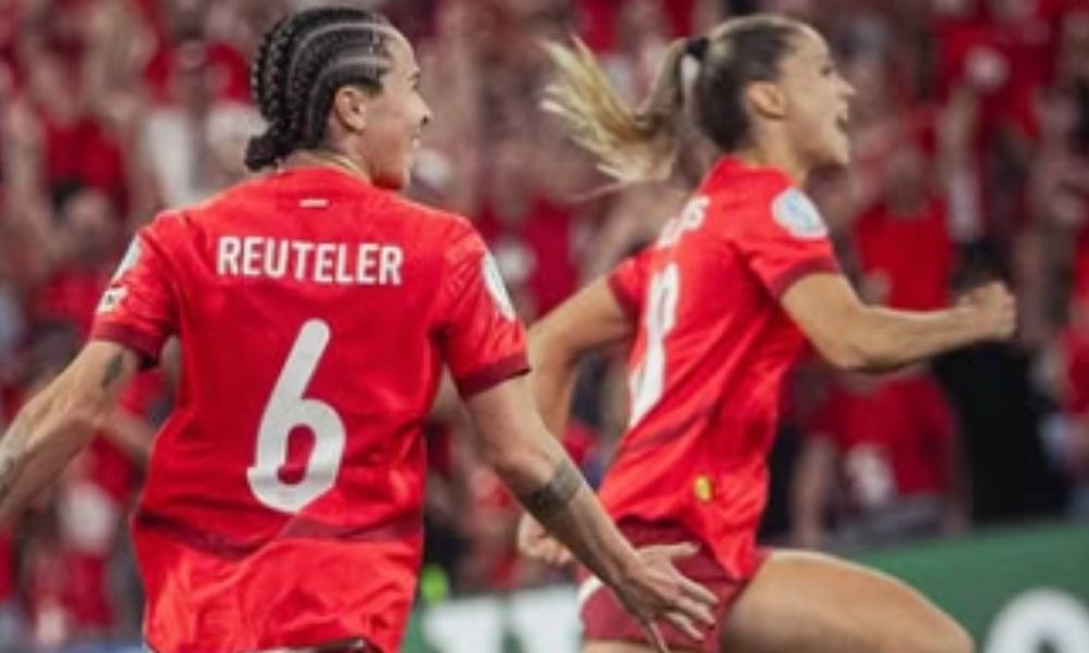 Suíça, de Pia Sundhage, leva susto no final, mas marca nos acréscimos e avança às quartas da Euro pela primeira vez