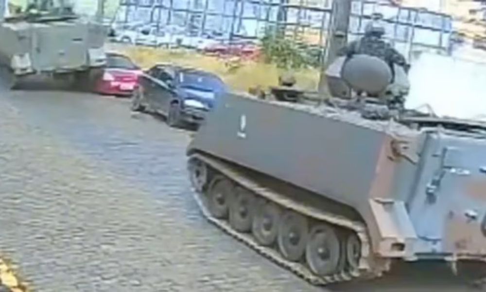 Tanque do Exército anda na contramão e passa por cima de carro estacionado