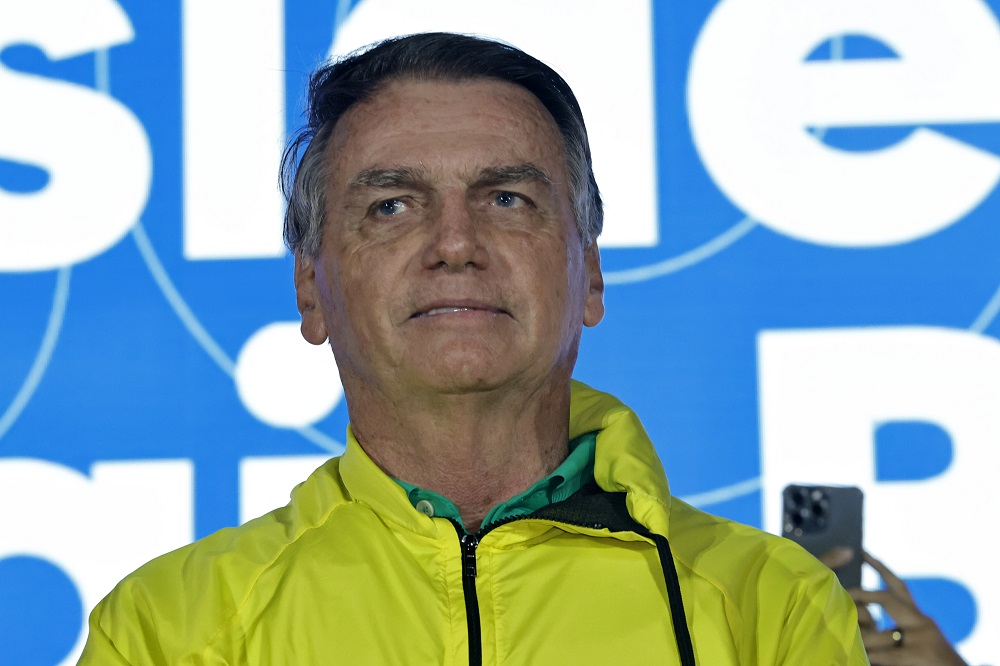 Deputado cita risco de fuga e pede prisão de Jair Bolsonaro após defesa de Trump
