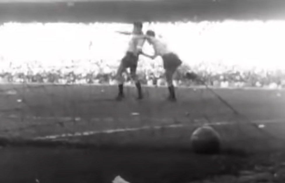 Imagem da TV mostra uruguaios comemorando o gol do título sobre o Brasil na Copa do Mundo de 1950