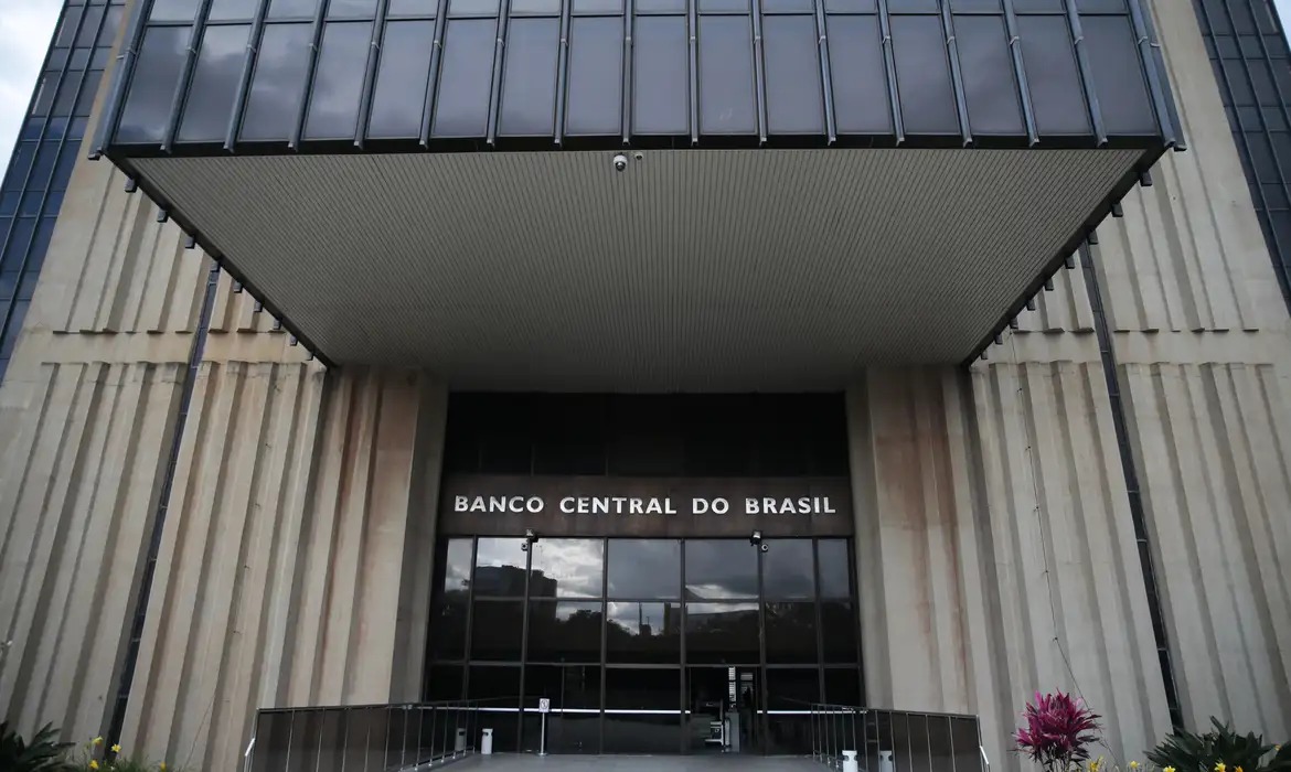 Às vésperas de reunião do Copom, mercado reduz previsão de juros e inflação para 2025