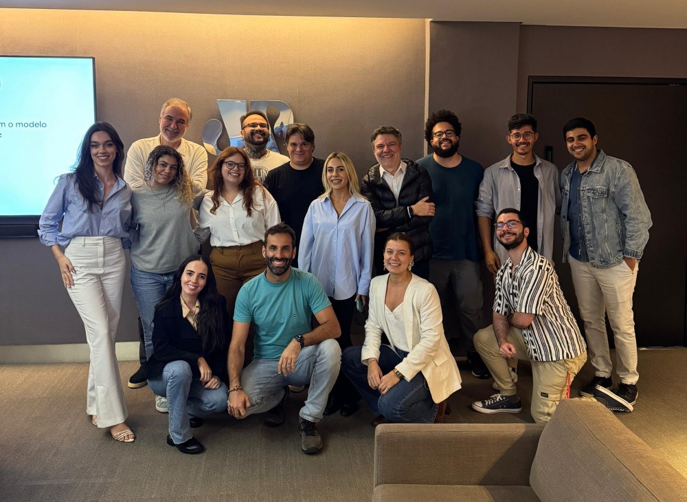 Jovem Pan recebe treinamento do Google sobre uso de inteligência artificial nas rotinas da redação