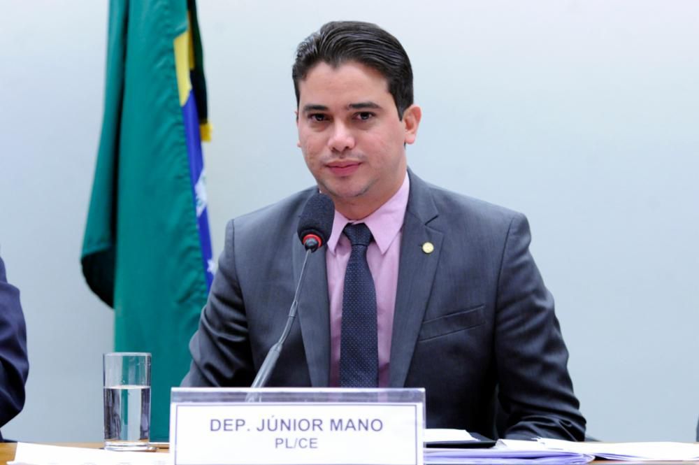Deputado alvo da PF é autor de projeto que proíbe o uso da bandeira nacional em manifestações políticas