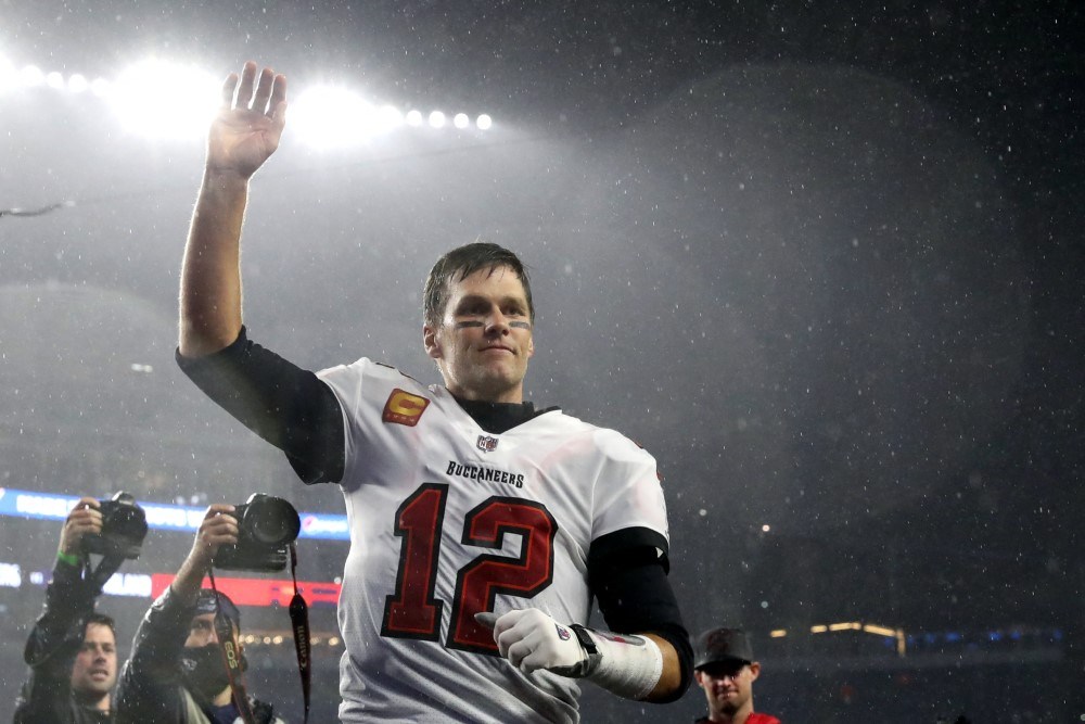 Tom Brady é homenageado pelos Patriots com estátua e provoca rivais: ‘Vão jogar cerveja’