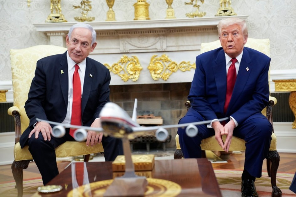 O presidente dos EUA, Donald Trump (D), se reúne com o primeiro-ministro Benjamin Netanyahu (E) de Israe