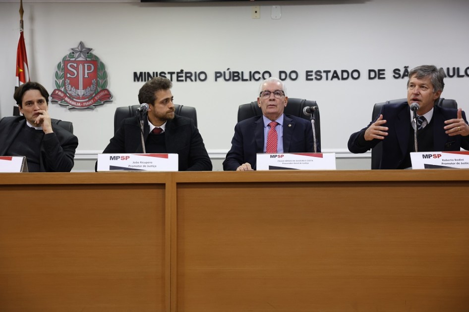O procurador-geral de justiça Paulo Sérgio de Oliveira e Costa e os promotores de justiça Igor Volpato Bedone, João Ricupero e Roberto Bodini participam da coletiva de imprensa sobre prisão do dono da Ultrafarma e diretor da Fast Shop por suspeita de esquema de pagamento de propinas
