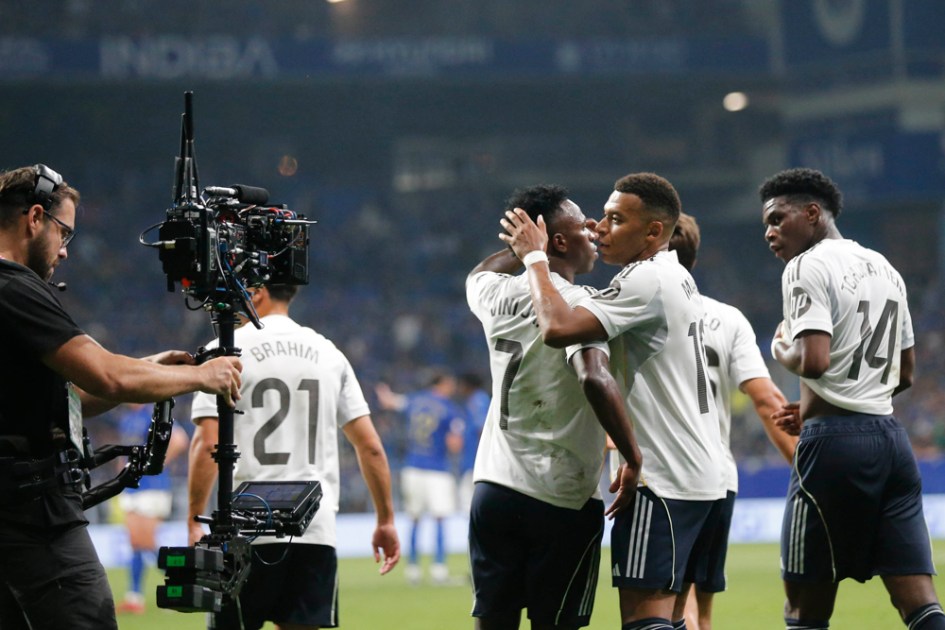 Os atacantes do Real Madrid Vinicius Junior (c) e Kylian Mbappé (2-d) celebram um dos gols durante a partida de LaLiga entre Real Oviedo e Real Madrid, realizada neste domingo no estádio Carlos Tartiere