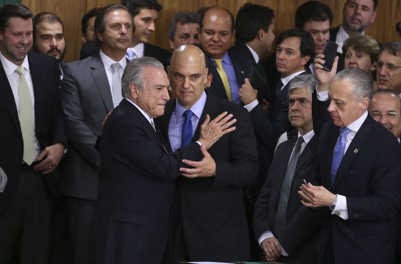 ‘Cumpre rigorosamente o papel que lhe cabe’, diz Temer sobre Moraes