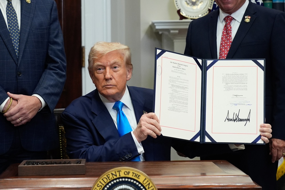 Trump assina decreto que aplica taxa de 50% a produtos brasileiros e cita ‘perseguição’ a Bolsonaro como uma das razões