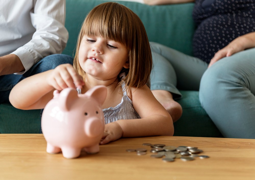 Educação financeira na infância pode ajudar a evitar dívidas na vida adulta? Veja o que diz especialista