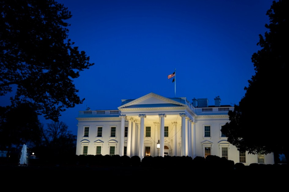 Vista noturna da Casa Branca, em Washington, DC