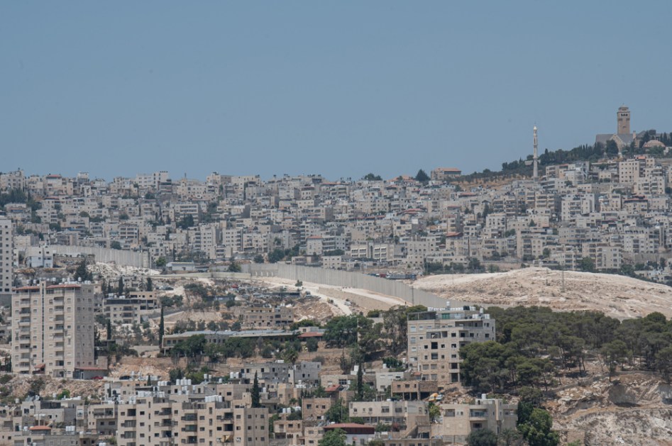 Vista panorâmica do muro que divide Jerusalém da Cisjordânia ocupada. Quando Israel cumpriu os 14 dias que Israel deu a Mohammed Faroun para desmantelar a cafeteria que regenteu em Al Eizariya, ecoou um colchão no chão e dormiu no local, esperando a chegada dos equipamentos de demolição. É um dos quilômetros afetados pelos planos de construção israelenses em Jerusalém que rompem a continuidade entre o norte e o sul da Cisjordânia e dificulta ainda mais a constituição de um Estado palestino. EFE/Magda Gibelli