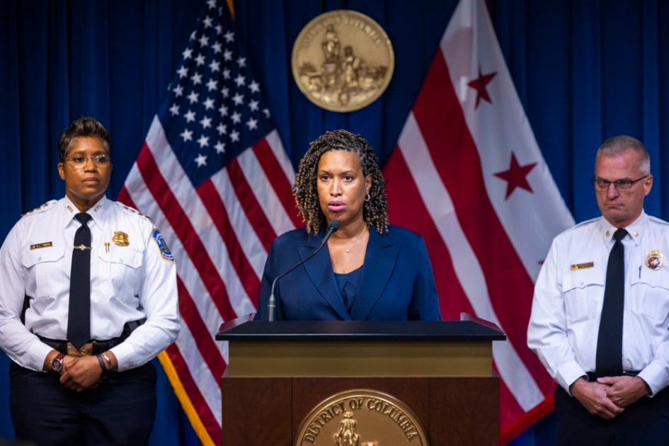 A prefeita de Washington, DC, Muriel Bowser (centro), discursa sobre a decisão do presidente dos EUA, Donald Trump, de federalizar a força policial de Washington e enviar 800 membros da Guarda Nacional para a cidade, no Edifício Wilson, em Washington, DC, EUA, em 11 de agosto de 2025. O presidente dos EUA, Trump, anunciou em uma coletiva de imprensa na Casa Branca o envio de tropas da Guarda Nacional para Washington, DC, alegando que a criminalidade em Washington está "fora de controle", apesar dos crimes violentos no distrito estarem no menor nível em 30 anos. EFE/EPA/JIM LO SCALZO