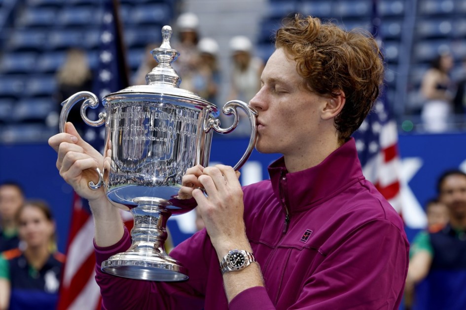 Jannik Sinner, da Itália, beija o troféu do US Open Championship após vencer a partida final masculina do US Open Tennis Championships no USTA Billie Jean King National Tennis Center em Flushing Meadows, Nova York, EUA, 08 de setembro de 2024
