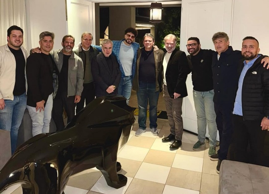 Tarcísio de Freitas ao lado de Latino e outros convidados para jantar na casa do cantor em bairro nobre de São Paulo