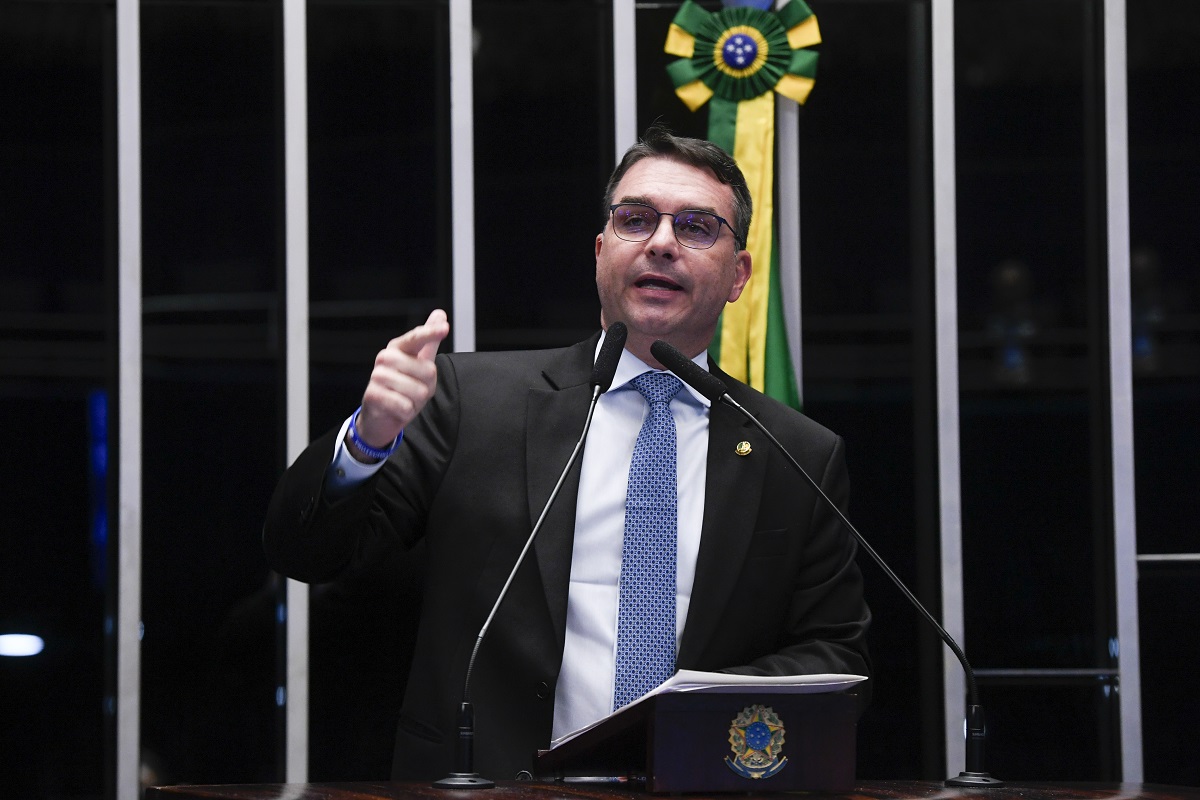 Flávio Bolsonaro pede impeachment de Alexandre de Moraes e critica ações judiciais