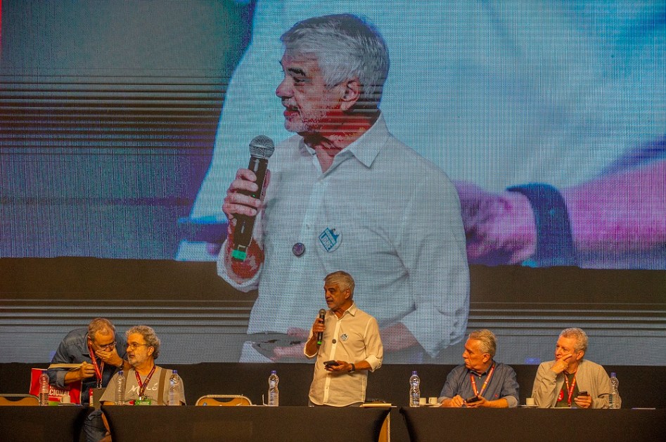 Humberto Costa, presidente do PT, discursa durante o Encontro Nacional do partido