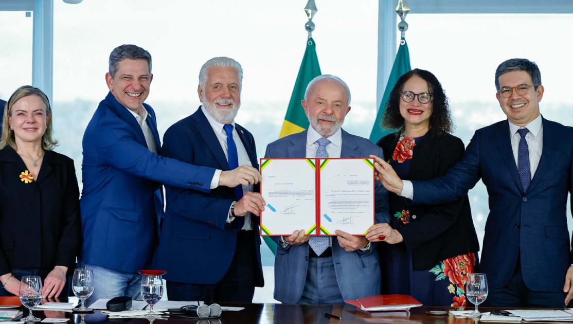 Sanção do Projeto de Lei nº 847/2025, que aprimora a destinação de recursos do Fundo Nacional de Desenvolvimento Científico e Tecnológico (FNDCT) Presidente da República, Luiz Inácio Lula da Silva, durante sanção do Projeto de Lei nº 847/2025, que aprimora a destinação de recursos do Fundo Nacional de Desenvolvimento Científico e Tecnológico (FNDCT). Palácio do Planalto, Brasília – DF. Foto: Ricardo Stuckert / PR