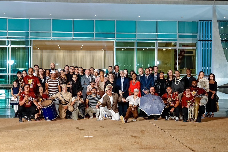 Lula recebe elenco de 'O Agente Secreto' e enfatiza papel da cultura no Brasil