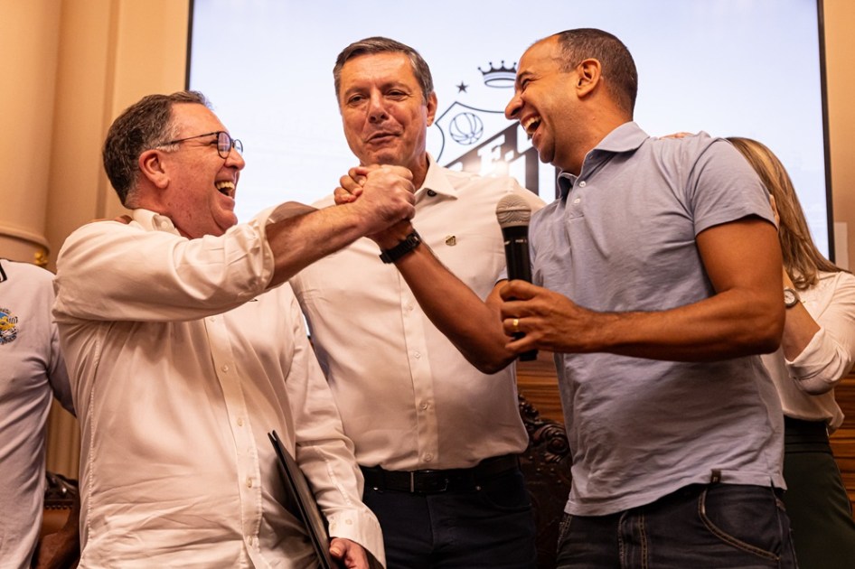 O presidente do Santos, Marcelo Teixeira com o prefeito Rogério Santos e o deputado federal deputado federal Paulo Alexandre Barbosa durante evento de aprovação da Prefeitura para construção da Arena do Santos FC