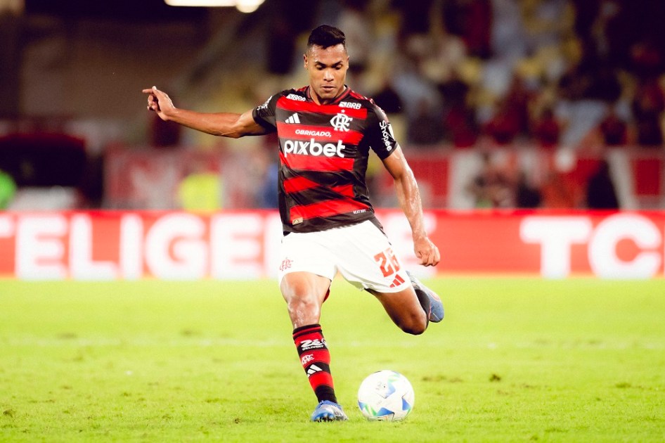 O lateral esquerdo Alex Sandro durante jogo contra o Internacional, com mensagem de agradecimento à Pixbet na camisa