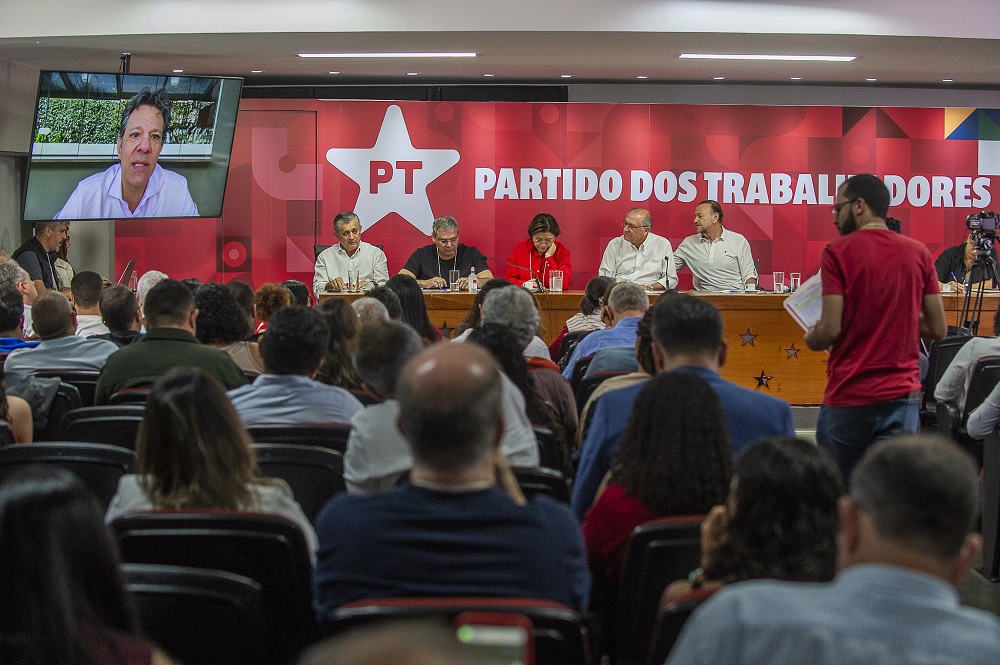 Haddad diz que tarifaço de Trump busca ‘livrar a cara dos golpistas’